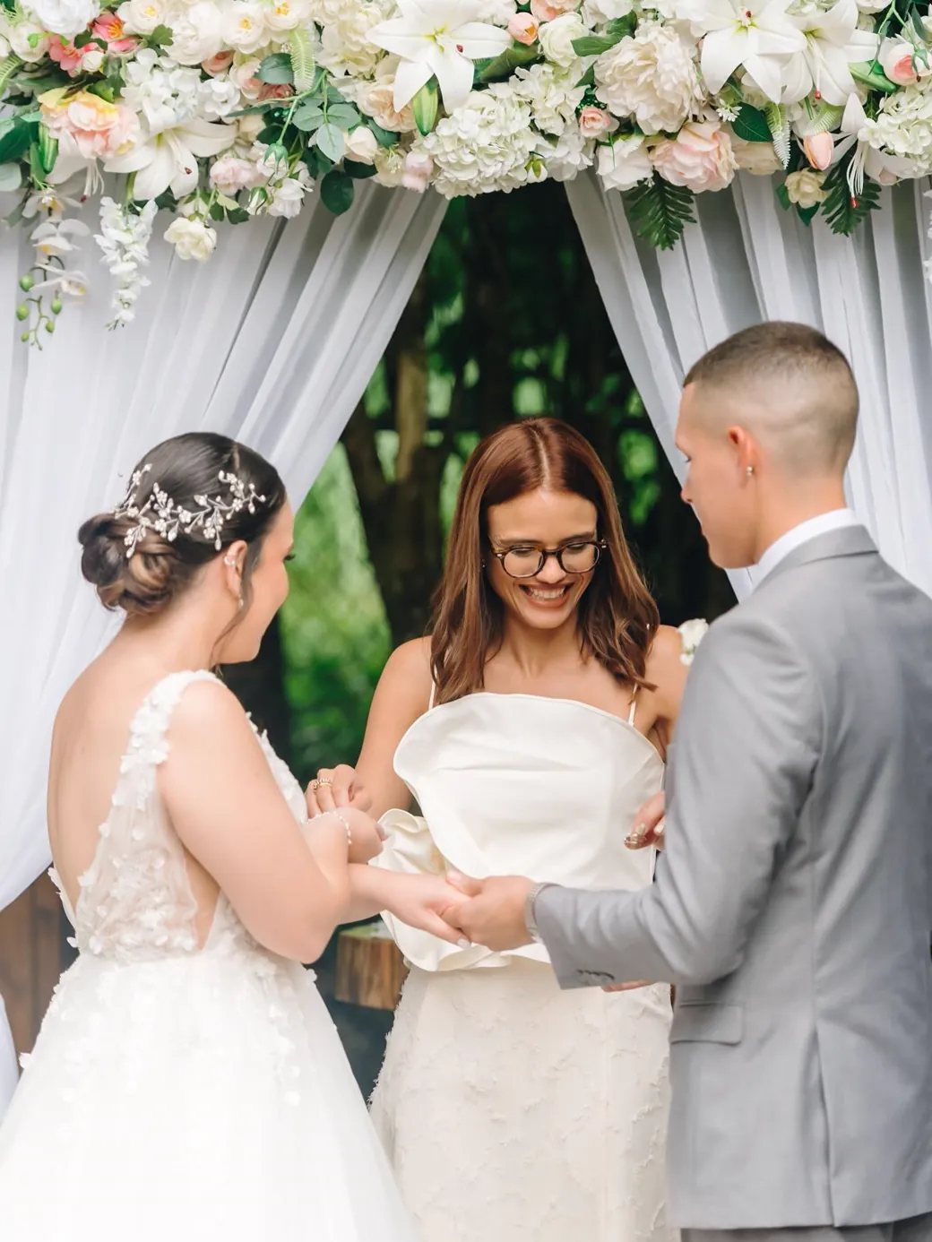 Oficiante de bodas celebrando una ceremonia en Puerto Rico
