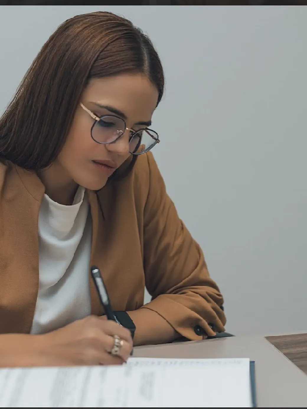 Abogada de inmigración preparando una petición ante USCIS en Puerto Rico